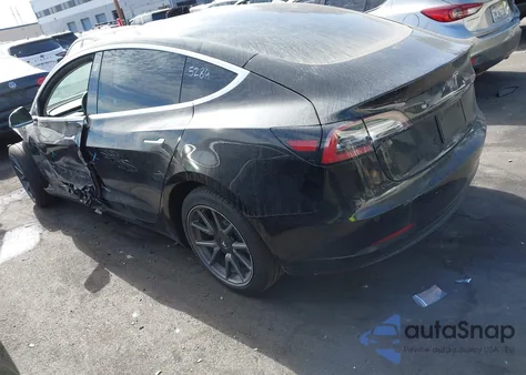 2018 Tesla Model 3 Long Range/Mid Range z USA, uszkodzony, nr VIN 5YJ3E1EA9JF172973
